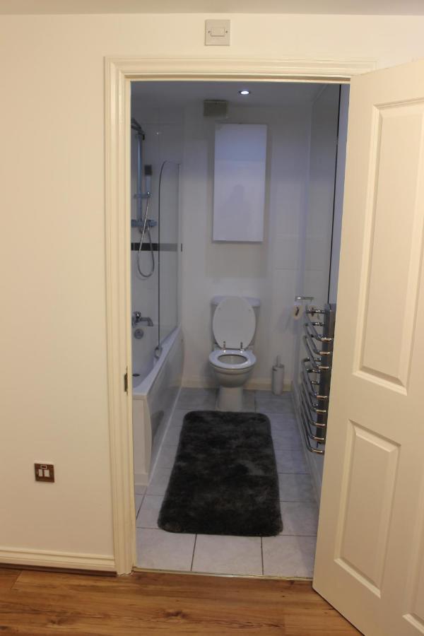 Lovely 2-Bedroom, 1 Bathroom Home, Sleeps 4 Londra Esterno foto